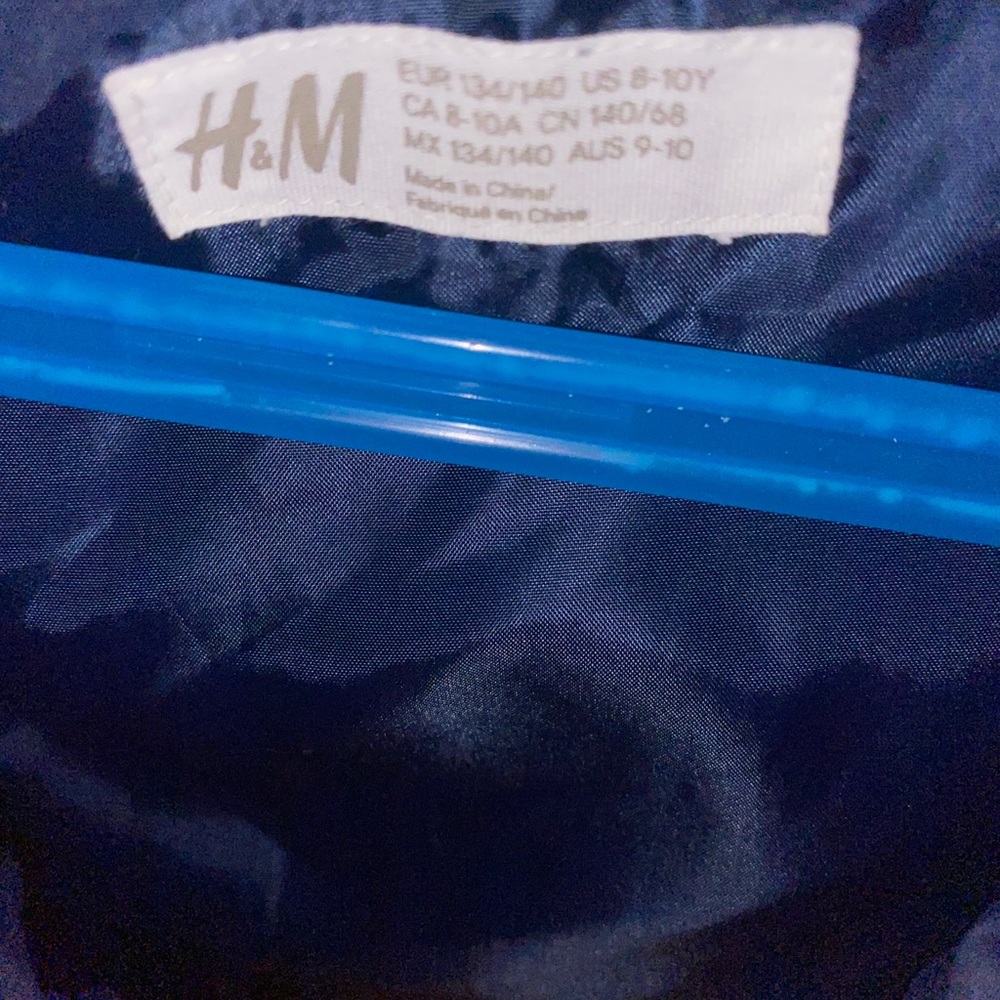 H&M Puffer Vest with a detachable hood - Picture 3 of 6